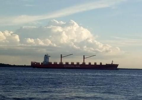 Navio está isolado na orla de Manaus após tripulantes testarem positivo para Covid-19