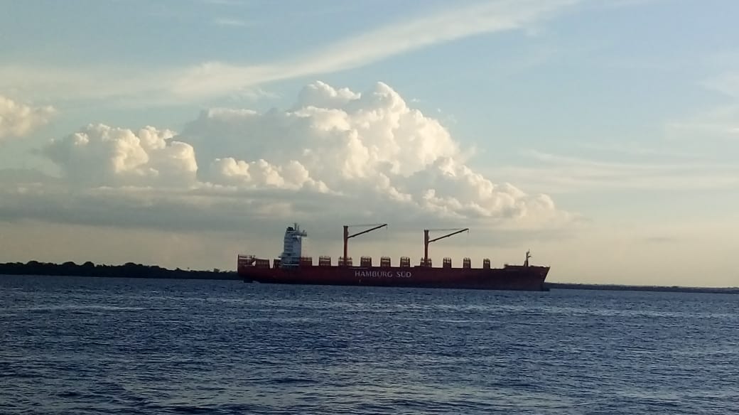Navio está isolado na orla de Manaus após tripulantes testarem positivo para Covid-19