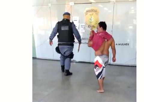 Armado com faca, homem invade casa e espanca ex-esposa em Manaus 