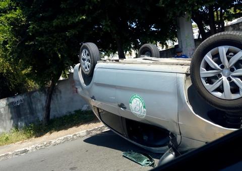 Carro capota após motorista fazer manobra em rua de Manaus 