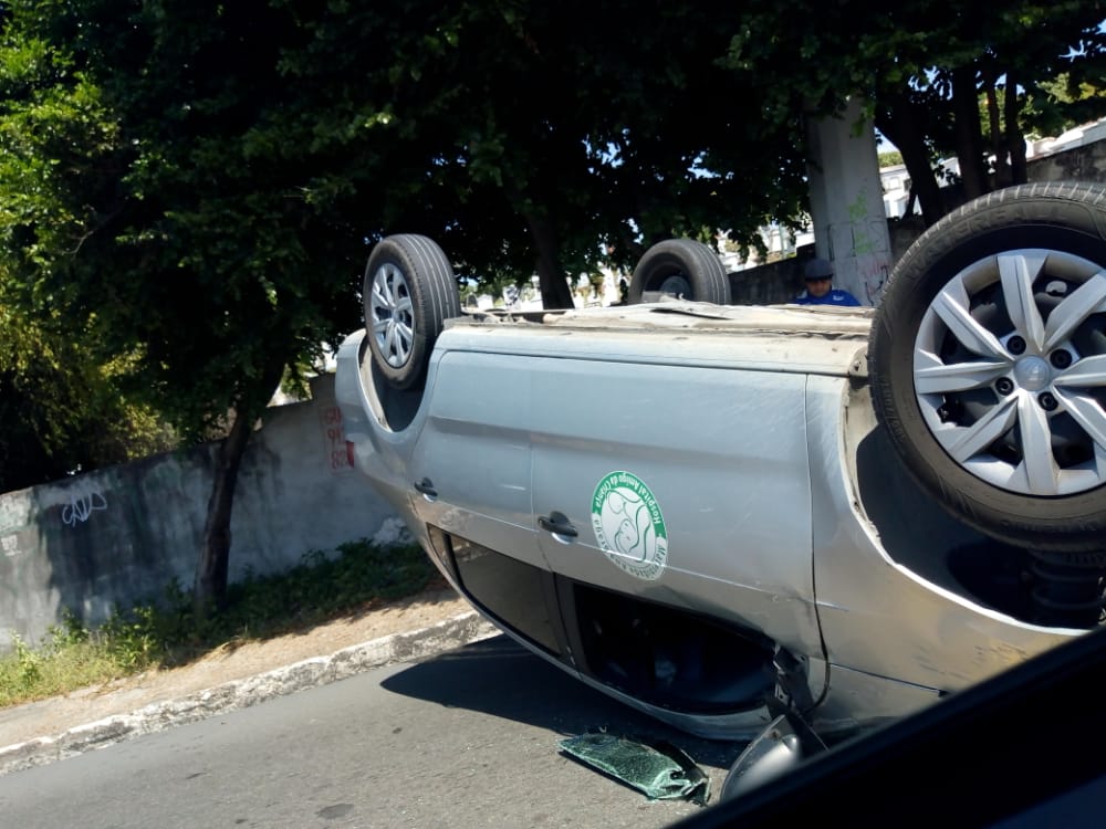 Carro capota após motorista fazer manobra em rua de Manaus 