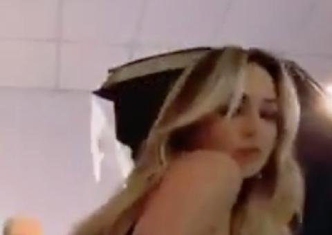 Bailarina ex-affair de Anitta requebra bumbum-mola de fio-dental em vídeo