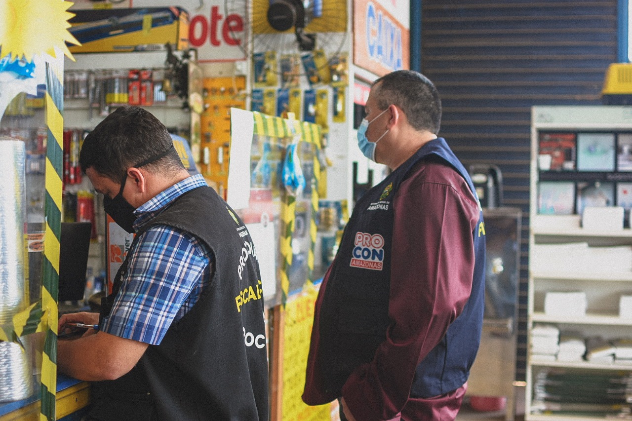Mais 12 lojas são flagradas vendendo tijolo e cimento com preços abusivos em Manaus 