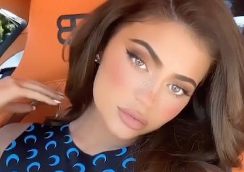 Kylie Jenner ostenta bolsa de R$ 1,3 milhão em jatinho particular