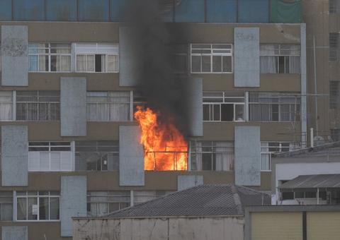 Mulher morre após tentar escapar de incêndio e cair da janela 