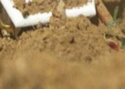 Mulher desenterra cadáver do filho e tenta trocar a fralda do recém-nascido 