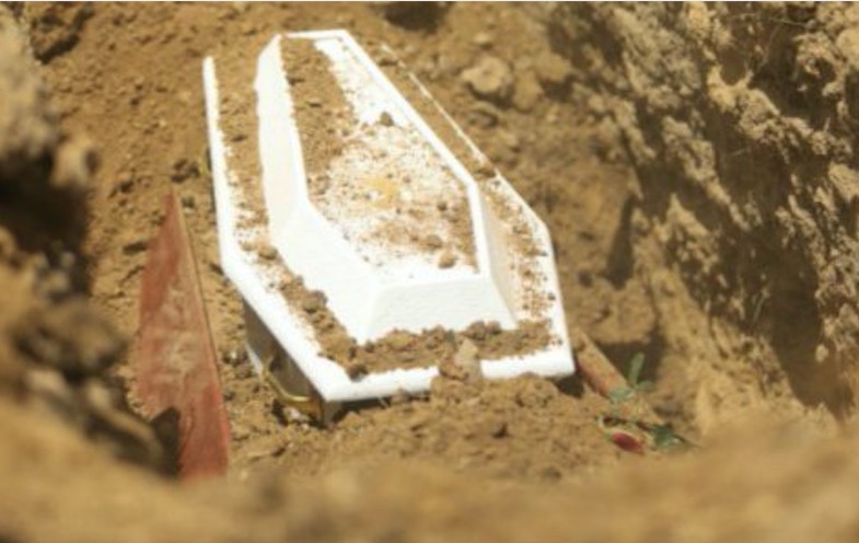 Mulher desenterra cadáver do filho e tenta trocar a fralda do recém-nascido 