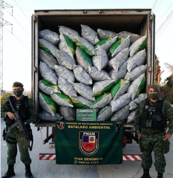 Caminhão com carvão vegetal ilegal é apreendido na AM-010	