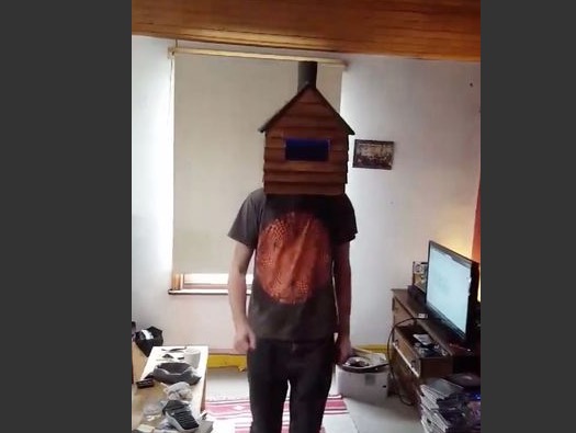 Homem usa um galpão de madeira na cabeça e motivo é chocante