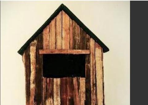 Homem usa um galpão de madeira na cabeça e motivo é chocante