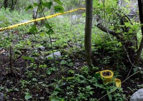 Cova clandestina com mais 20 de corpos é encontrada em terreno de casas