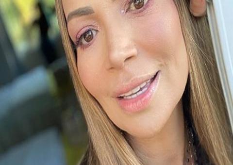 Aos 45, Solange Almeida exibe corpaço de biquíni em foto com filho   