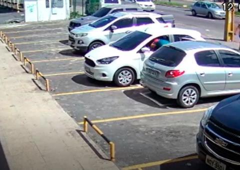 Vídeo mostra bandidos quebrando vidros e furtando carros em Manaus
