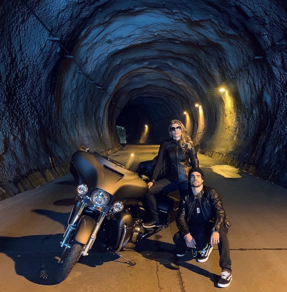 Caio Castro e Grazi Massafera pegam estrada em moto luxuosa e esbanjam estilo