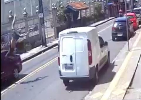 Vídeo impressionante mostra motociclista sendo arremessado em acidente em Manaus