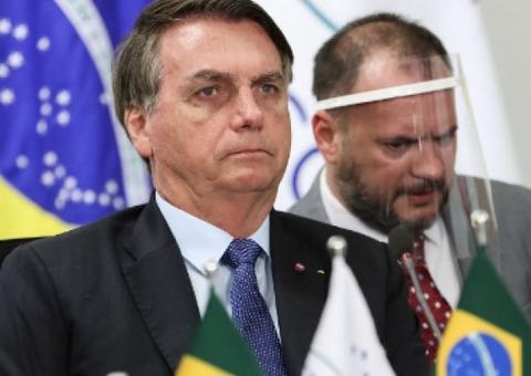 Bolsonaro diz que lei sobre fake news limita liberdade de expressão e que 'não tem que ter isso'