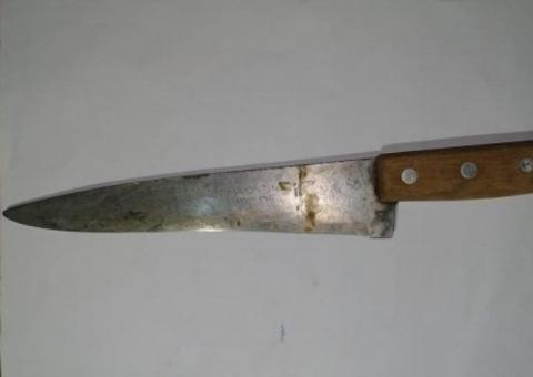 Homem dá facadas em pescoço de jovem que recusou beijá-lo