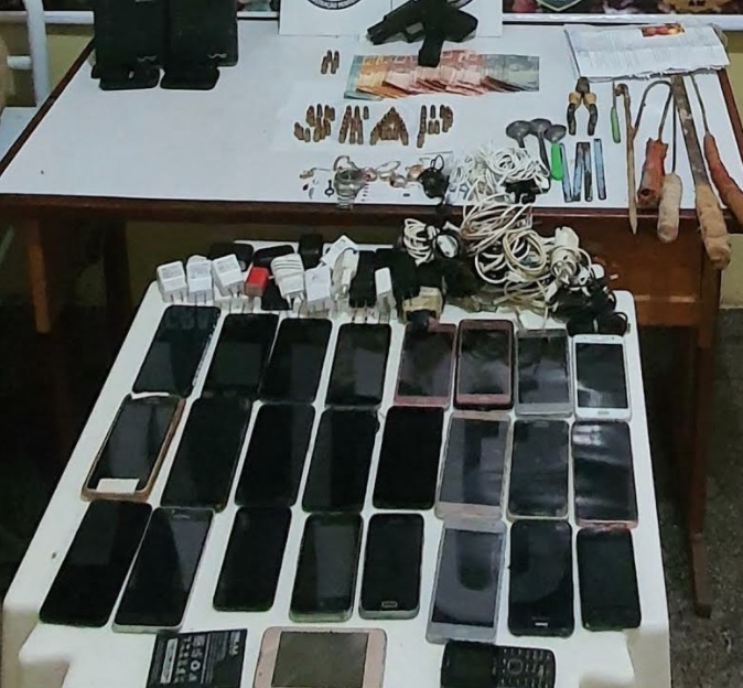 Varredura surpresa encontra armas e mais de 45 celulares em presídio no Amazonas