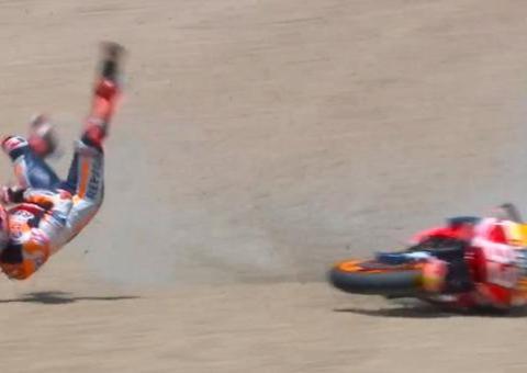 Piloto da Moto GP sofre acidente e tem braço quebrado durante corrida; Veja vídeo 