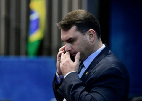 Juiz suspende investigação contra ex-assessor de Flávio Bolsonaro sobre vazamento da PF