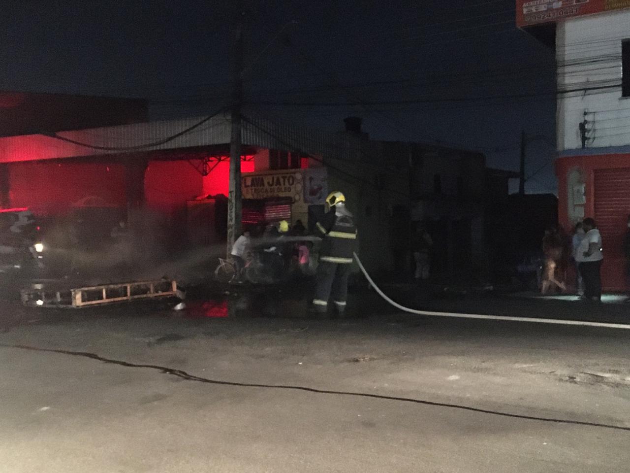 Moradores ateiam fogo em protesto por falta de energia na zona Leste 
