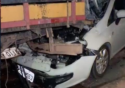 Carro para embaixo de caminhão durante grave acidente em avenida de Manaus