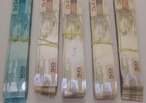 Homem fura bloqueio da polícia e é preso com R$ 120 mil