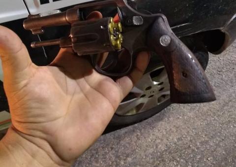 Casal é preso e jovem revela ter comprado arma com auxílio emergencial