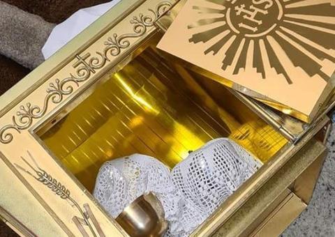 Criminosos levam dinheiro após arrombarem igreja