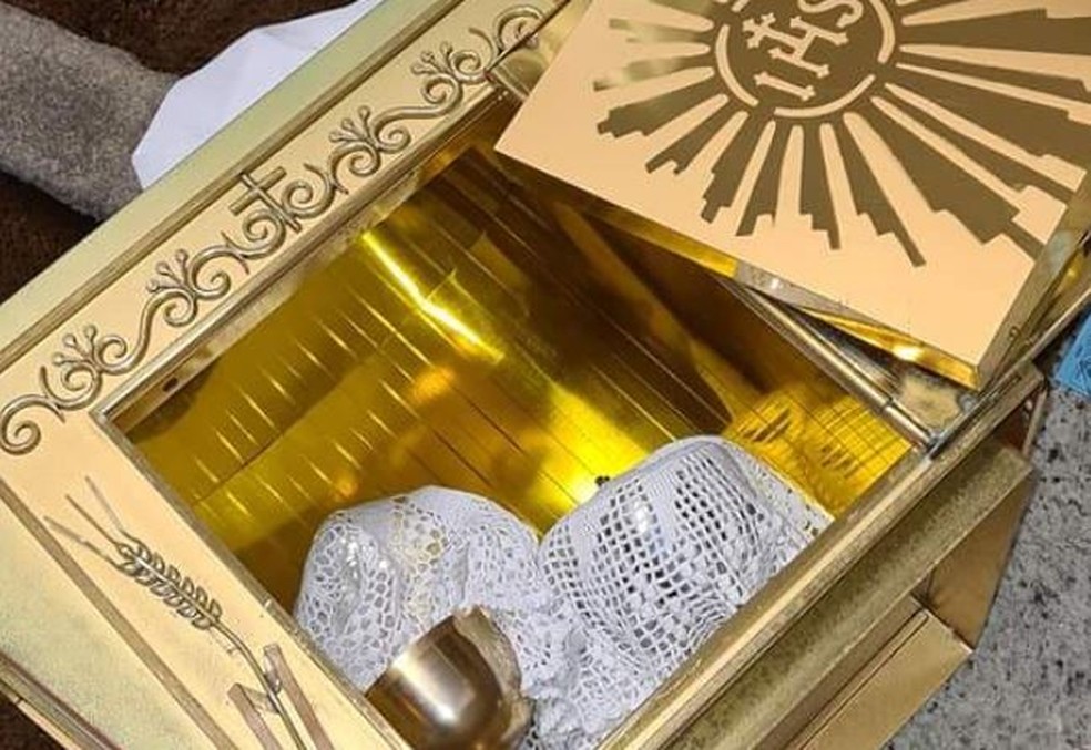 Criminosos levam dinheiro após arrombarem igreja