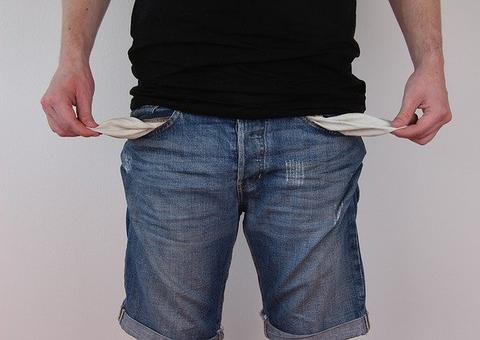 Mais que vírus, falta de dinheiro segura brasileiro em casa