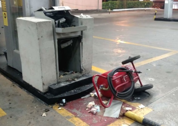 Na calada da noite, bandidos explodem cofre em posto de combustíveis em Manaus