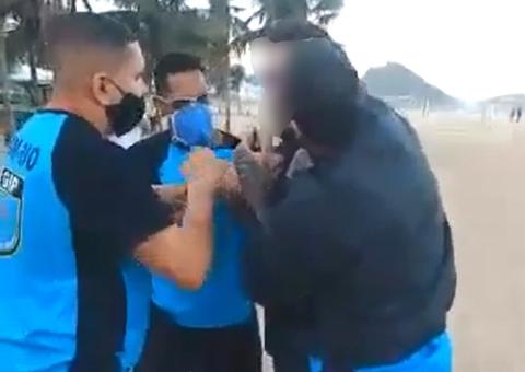 Guarda Municipal usa arma de eletrochoque em homem sem máscara em praia 