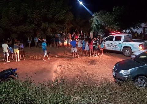 Mulher mata ex-namorado com facada no pescoço dentro de bar