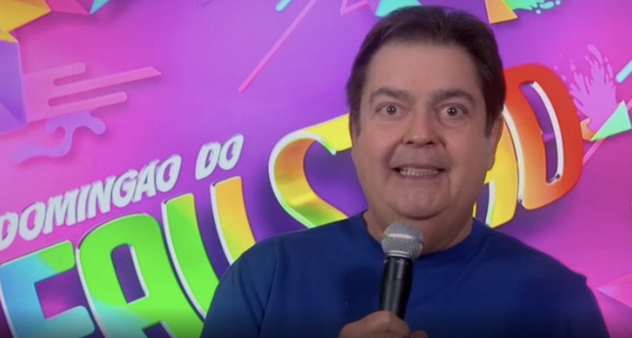 Faustão quebra protocolo da Globo e manda recado para apresentadores da Record