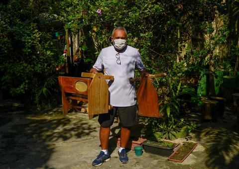 Em Manaus, educador usa cipó, sementes e ouriços em equipamento esportivo