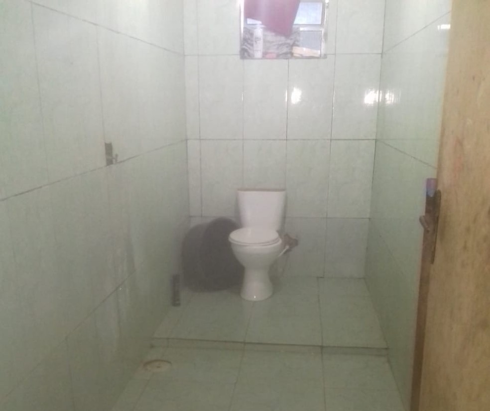 Jovem estupra a própria irmã de 8 anos no banheiro de casa