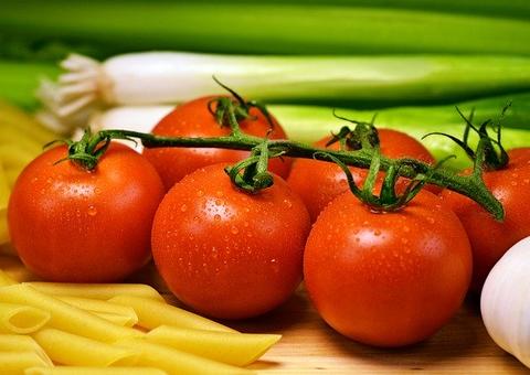Saiba por que não se deve guardar os tomates na geladeira