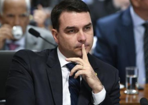 Flávio Bolsonaro depõe ao MPF sobre esquema de rachadinhas