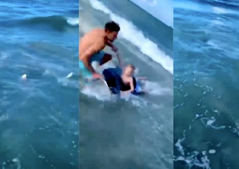 Policial salva criança de ataque de tubarão; Veja vídeo 