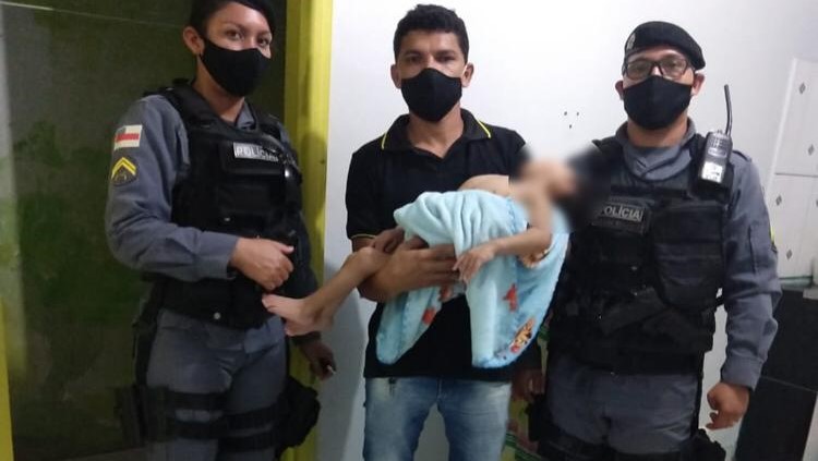 Mãe vai para festa e abandona bebê com microcefalia em casa no Amazonas 