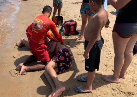 Jovem quase morre afogado ao ir nadar na Ponta Negra
