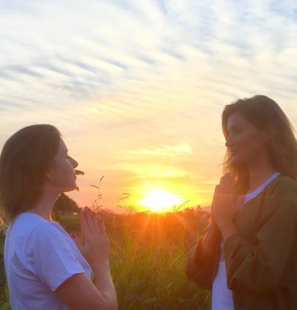 Gisele Bündchen posta fotos raras com a irmã gêmea em aniversário de 40 anos