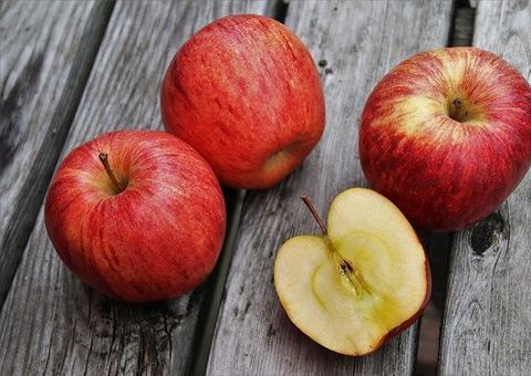 Cabelo oleoso? Maçã e cerveja podem ser infalíveis no tratamento