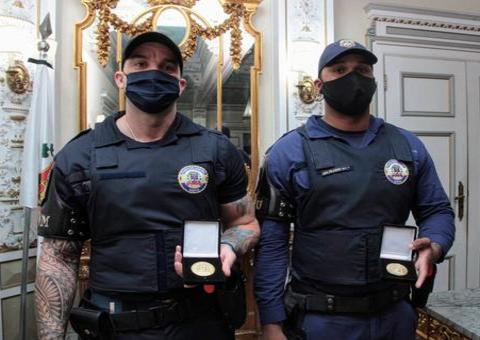 Guardas humilhados por desembargador são condecorados por conduta exemplar