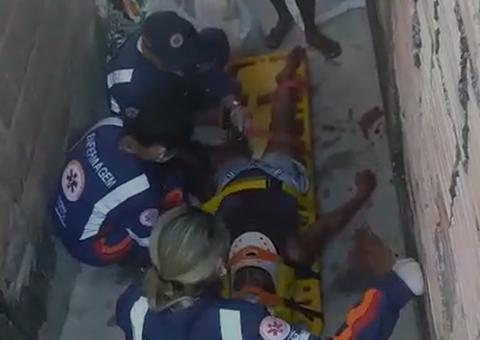 Mulher é ferida com gargalo de garrafa após briga com rival em Manaus