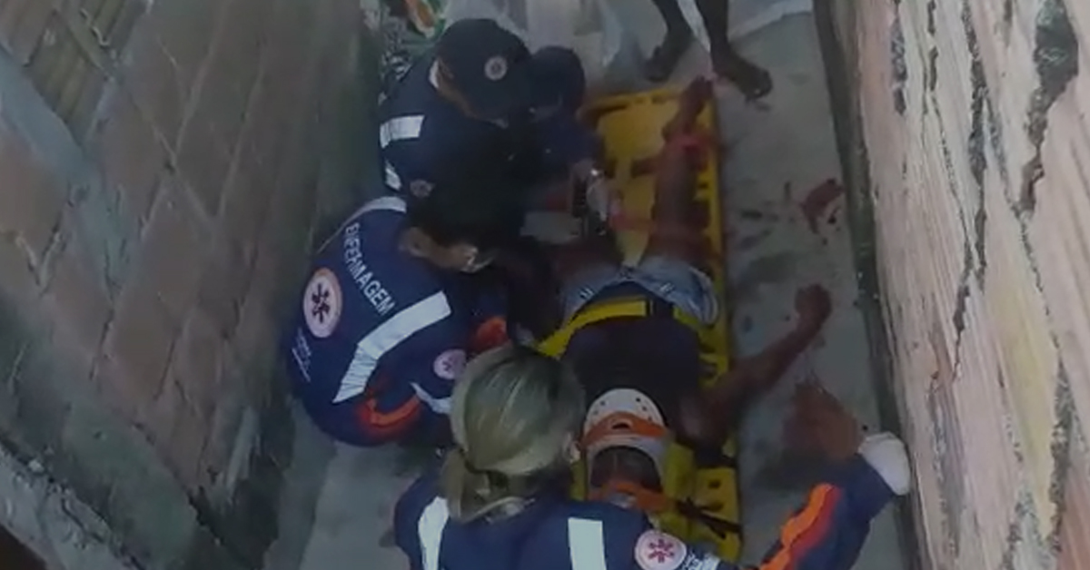 Mulher é ferida com gargalo de garrafa após briga com rival em Manaus