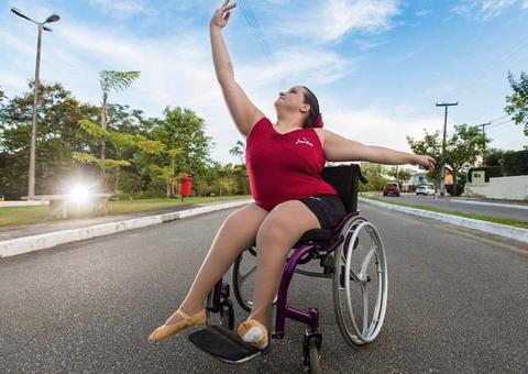 In Cena promove live sobre arte e inclusão, com bailarina cadeirante Gabriela Amorim