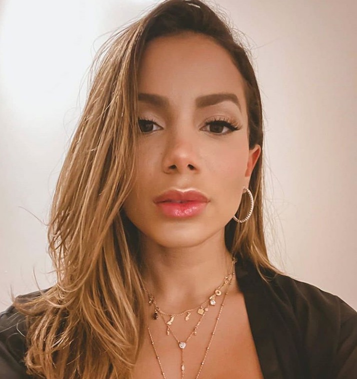 Anitta detona Bolsonaro em live: ‘governa só para os que pensam como ele’