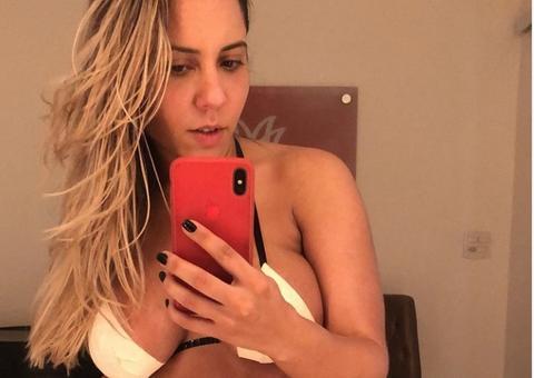 Sem censura, Mulher Melão exibe seios em vestido transparente